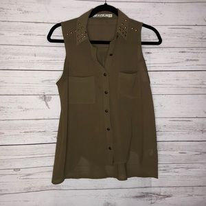Chloe K brand sleeveless blouse